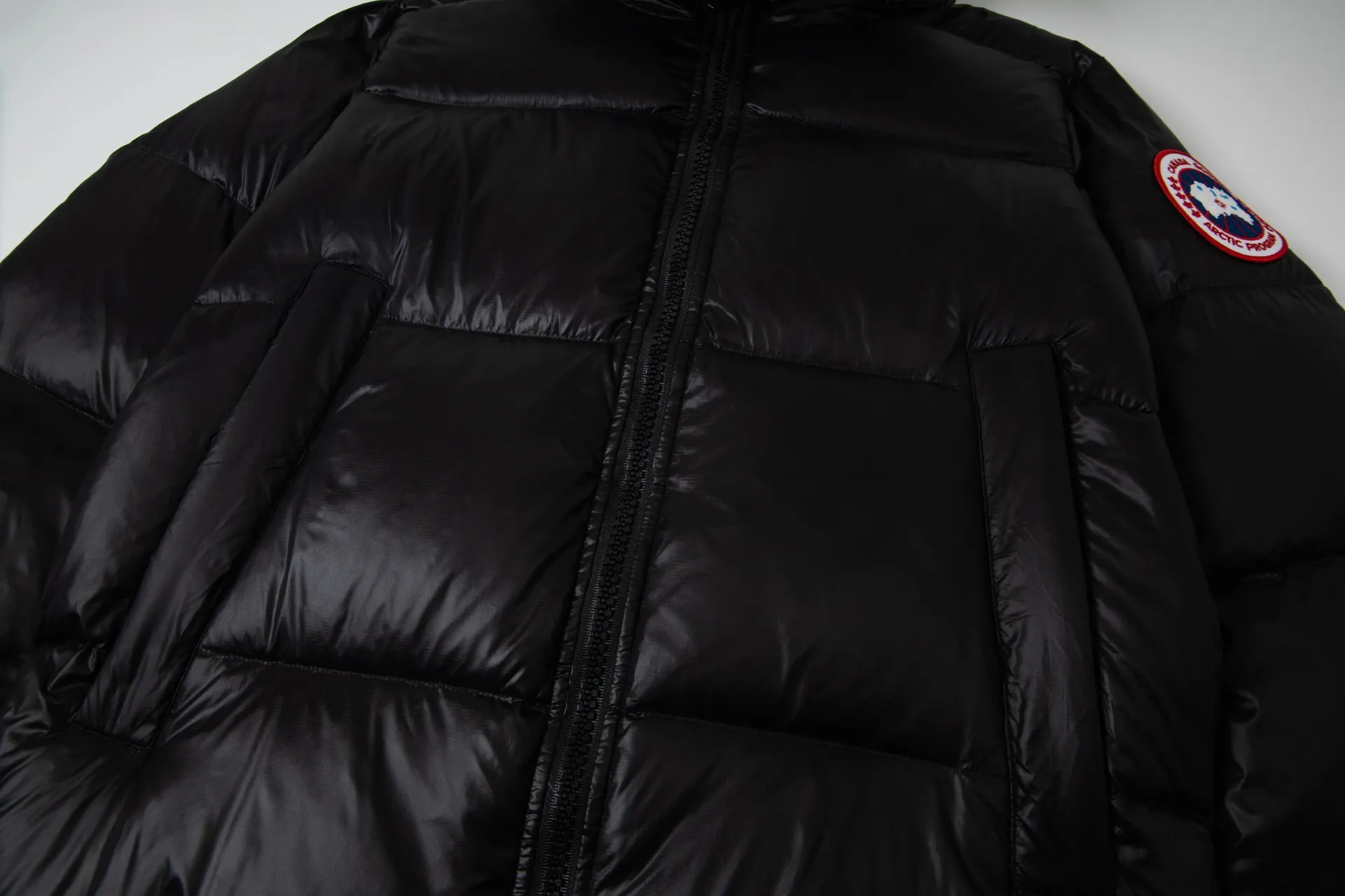 P780 Canada Goose New Puff Couple Style Hooded Down Jacket 1️⃣The fabric is made of recycled Feather-Light tear-resistant fabric, which is ultra-light and has no weight-bearing feeling on the upper body. The unique black label highlights the temperament. The interior is filled with white duck down, making the upper body very light and comfortable! 2️⃣It is very youthful and energetic, and can be easily worn by both men and women. It is very in line with the fashion aesthetic concepts of today's young people! 3️⃣ A full set of customized accessories, complete with three standards, same style for men and women, a must-have for couples. Size: S-XXL